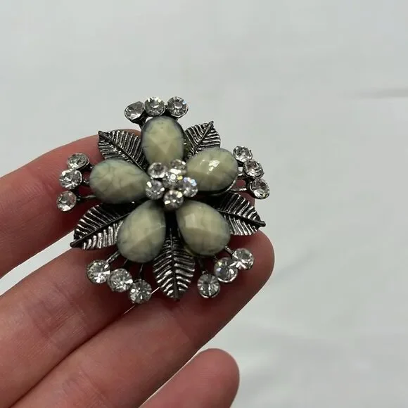 Vintage White and Silver Toned Floral Ring - Picture 2 of 5